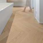 Visgraatpatroon parket in badkamer met moderne inrichting
