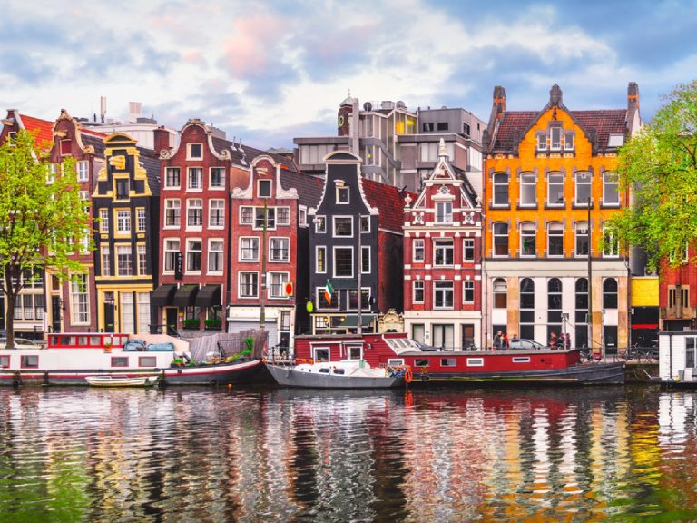 Badkamer renovatie aannemer Amsterdam toont professionele werkzaamheden en moderne badkamerinrichting door Aannemer 020