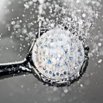 Waterbesparende douchekop van Niebla met innovatieve techniek die waterstralen in druppels omzet voor energie- en waterbespar