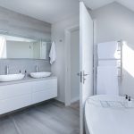 Modern minimalistisch badkamerinterieur met glazen douchewand en spiegel, licht inval door transparant glas