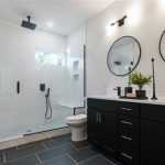 Inspiratie voor decoratie-ideeën badkamer met wit design, tegels en accessoires