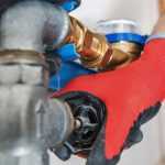 Professionele loodgieter inspecteert riool met geavanceerde apparatuur voor ontstopping en reparatie