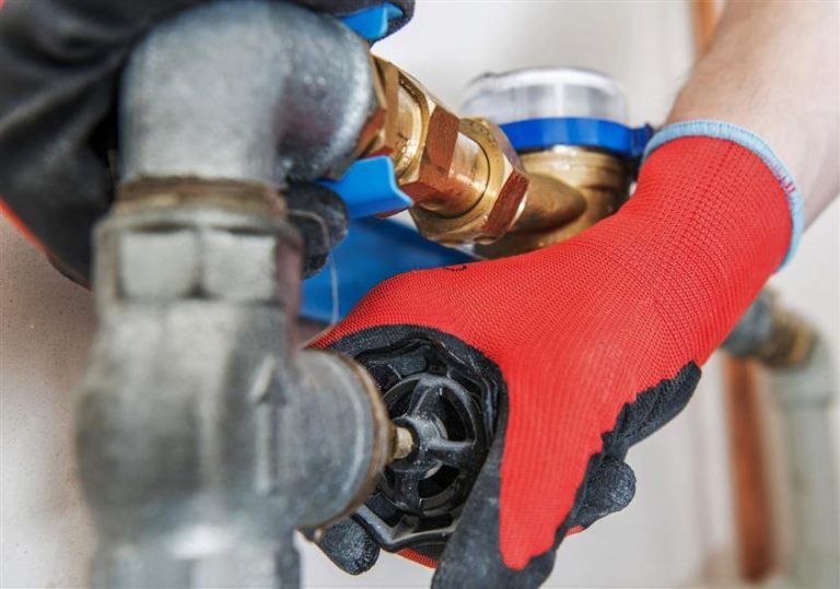 Professionele loodgieter inspecteert riool met geavanceerde apparatuur voor ontstopping en reparatie