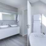 Moderne badkamer met aangesloten installaties en leidingen professioneel aangelegd door loodgieter