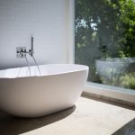 Moderne badkamer met goed onderhouden installaties en leidingen voor voorkoming van lekkages