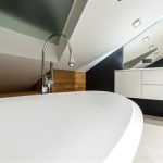 Ideaal badkamer plafond met moderne spanplafond afwerking in vochtige badkameromgeving