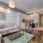 Moderne woonkamer met elementenbank in verschillende configuraties, demonstrerend de flexibiliteit en voordelen van modulaire