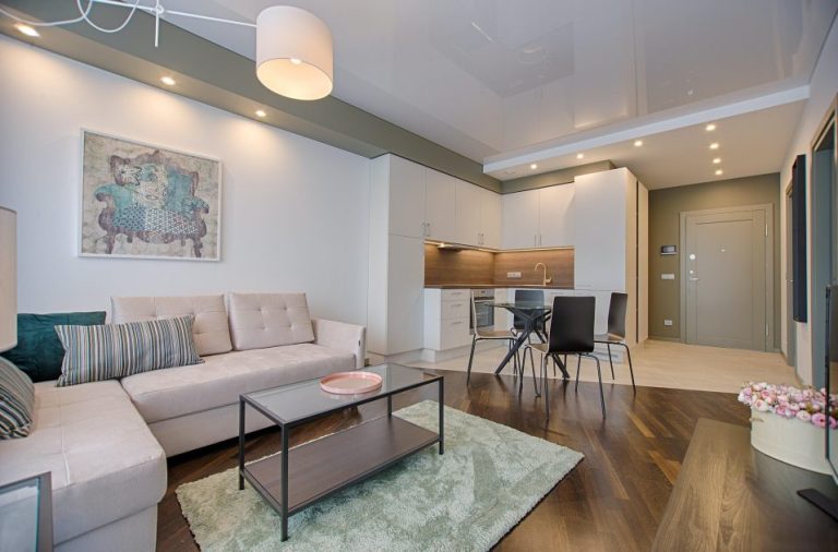 Moderne woonkamer met elementenbank in verschillende configuraties, demonstrerend de flexibiliteit en voordelen van modulaire