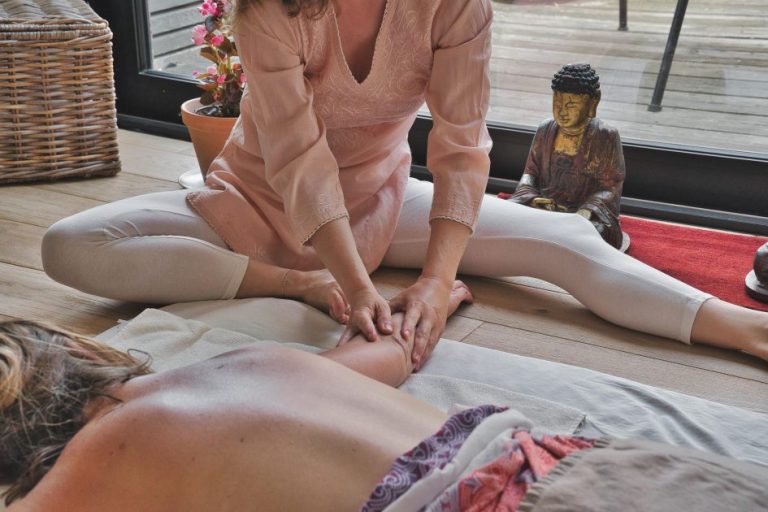 Man doet stretching na lichamelijke activiteit pijnlijk om kniepijn te voorkomen