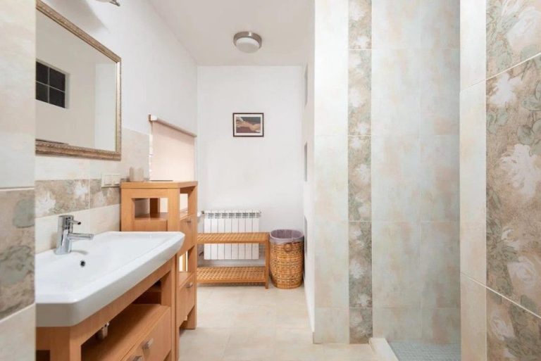 Voorbeeld van essentiële badkamermeubels met houten wastafel en spiegel in moderne badkamer