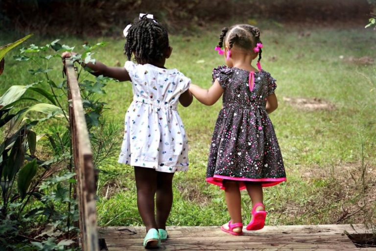 Collectie beste reisrugzakken voor kinderen met verschillende merken en kleuren, geschikt voor verschillende leeftijden en av