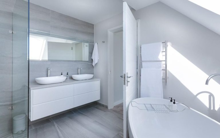 Badkamer renovatie tips: goedkoop verbouwen met budgetvriendelijke materialen en materialen hergebruik
