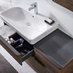 Geberit sanitair in moderne badkamer met stijlvol design en verborgen afvoersysteem