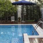Opvouwbare bad in grijs met water gevuld, demonstreert het comfort en design van Dennepark opvouwbare baden