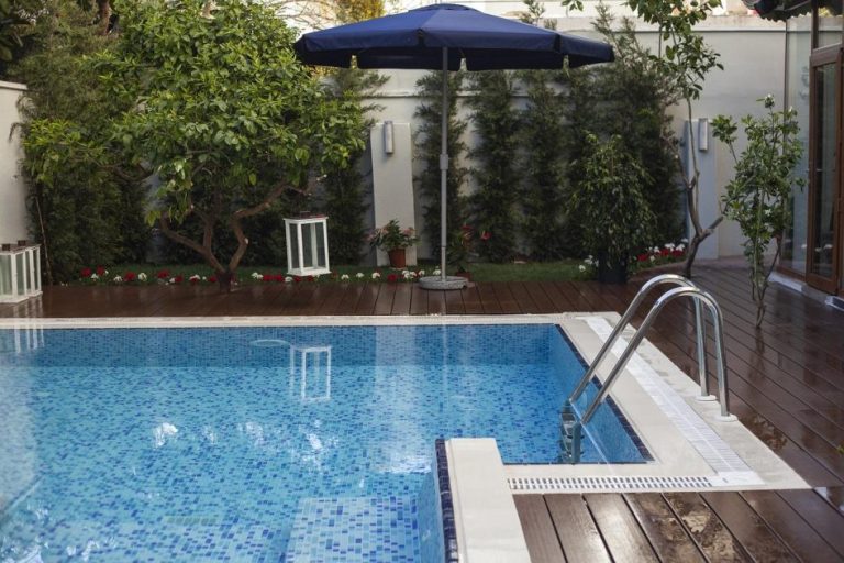 Opvouwbare bad in grijs met water gevuld, demonstreert het comfort en design van Dennepark opvouwbare baden