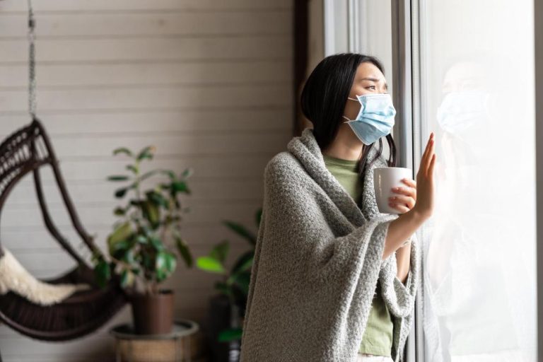 Vrouw met gezichtsmasker buiten - illustratie voor isolatie en comfort in huis