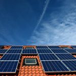 Zonnepanelen als duurzame energiebron die zonne-energie omzetten in elektriciteit voor huishoudens