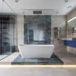 Moderne badkamer met nieuwe kunststof kozijnen voor duurzaamheid en stijl