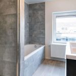 Badkamer vernieuwen met kostenoverzicht: prijzen voor sanitair, tegels, meubels en installatie