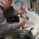 Vakkundige loodgieter voert sanitairwerk uit met aandacht voor detail en professionele vakmanschap