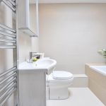 Inspiratie voor badkamer renovatie tips met luxe inrichting en moderne tegels voor totale transformatie