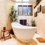 Badkamer met stijlvolle wanddecoratie en waterbestendige kunstwerken voor een moderne spa-achtige sfeer