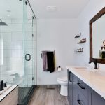 Serene badkamer met zachte verlichting en planten voor ontspannende sfeer en rust