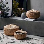 Set van drie rattanmanden in waterhyacint stijl als stijlvolle must-haves voor badkamer en interieur opberging