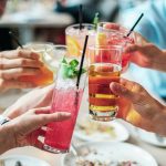Creatieve alternatieven voor partyverhuur diensten inclusief DIY-decoratie, natuurlijke elementen en technologische verlichti