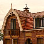 Illustratie van een prefab dakkapel op een dak, toont de snelle installatie en moderne afwerking van dit type dakkapel-oploss