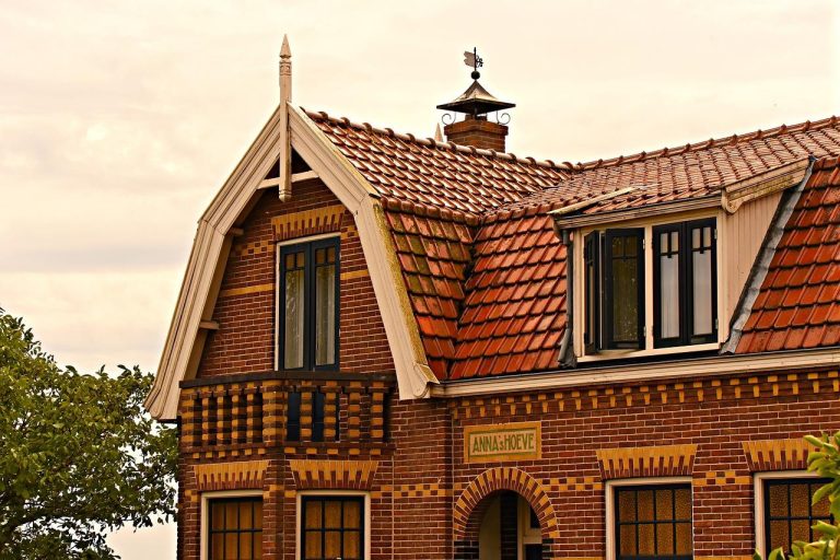 Illustratie van een prefab dakkapel op een dak, toont de snelle installatie en moderne afwerking van dit type dakkapel-oploss