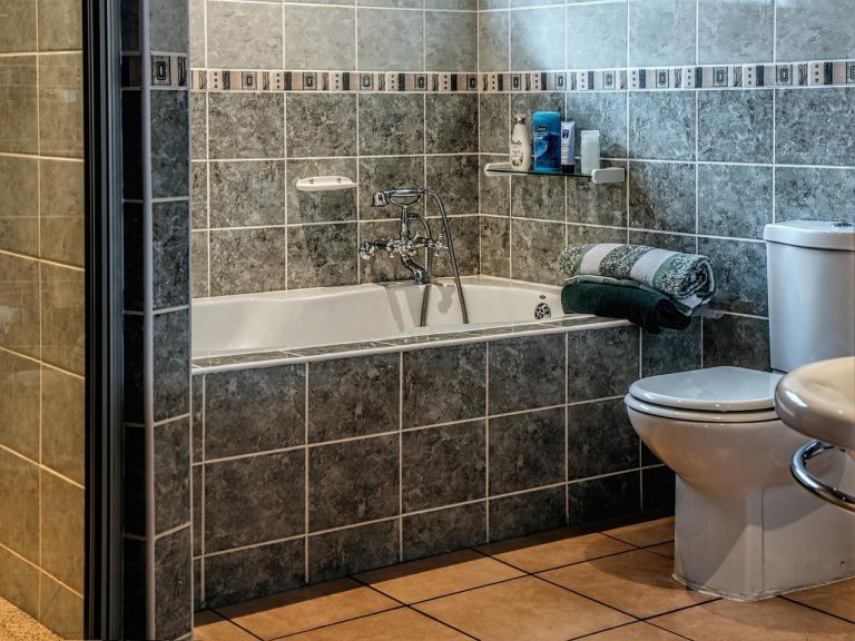 Professioneel kitwerk Veldhoven in badkamer met waterdichte afdichting rond douche