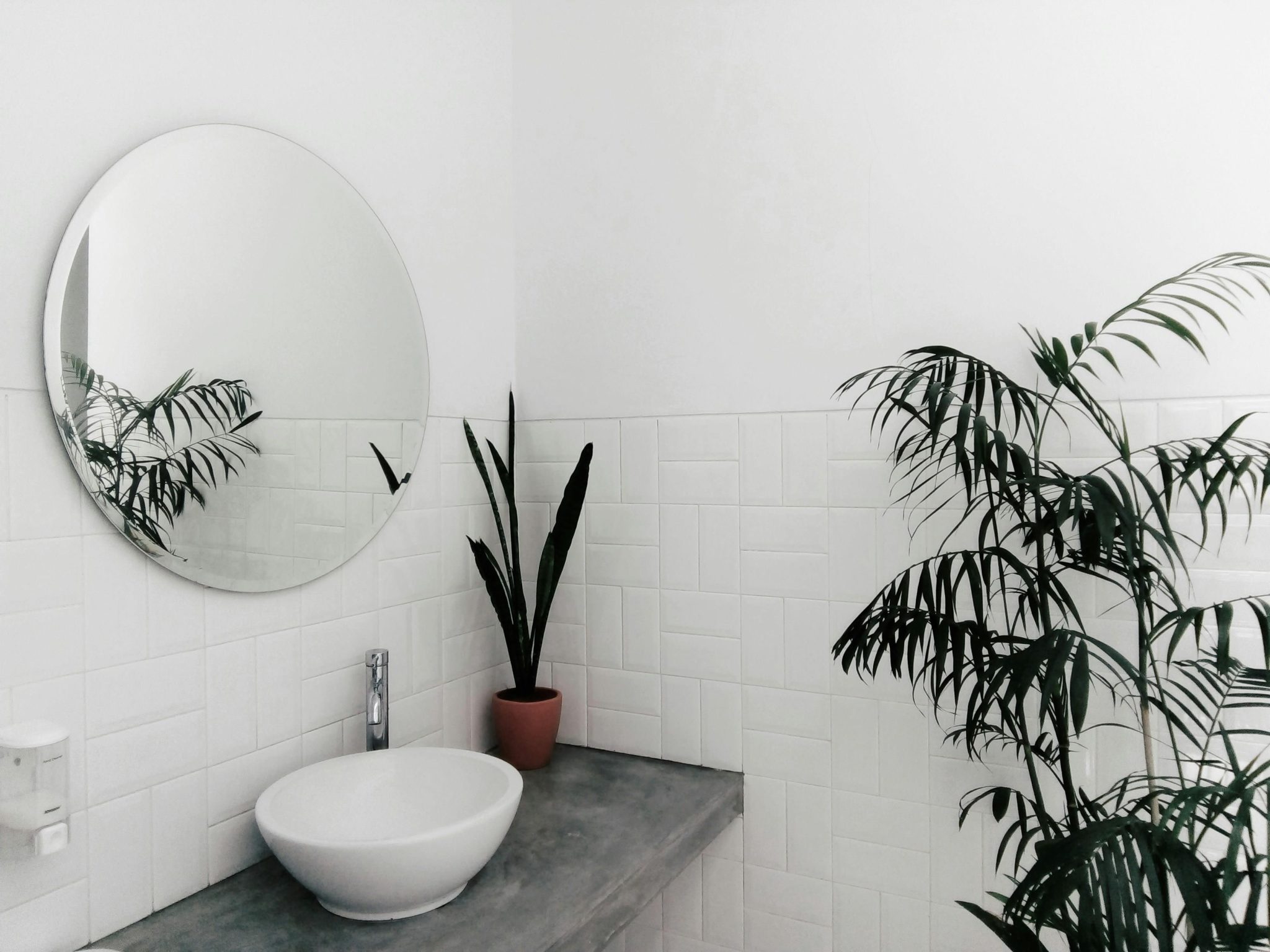 Blog Modern ingerichte wasruimte in badkamer met compacte wasmachine en droger onder werkblad