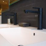 Uitgebreide showroom van BadTotaal Eibergen met diverse moderne en klassieke badkameropstellingen ter inspiratie