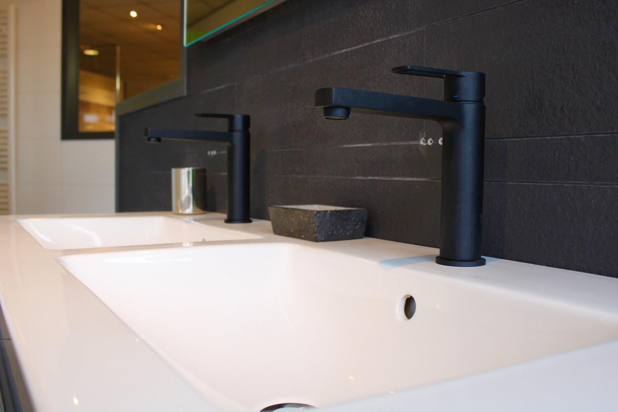 Uitgebreide showroom van BadTotaal Eibergen met diverse moderne en klassieke badkameropstellingen ter inspiratie