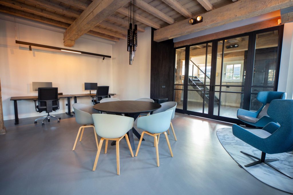 Moderne gietvloer in badkamer met naadloze, waterdichte afwerking en minimalistisch design