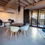 Moderne gietvloer in badkamer met naadloze, waterdichte afwerking en minimalistisch design
