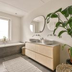 Japandi Badkamer met natuurlijke materialen, minimalistische design en warme houtaccenten voor een serene spa-achtige sfeer
