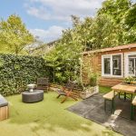 Moderne blokhut als schuur voor opslag en werkruimte met optimaal gebruiksgemak en duurzame houten constructie