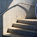 Specialist voor traprenovaties: vernieuwde wenteltrap met moderne afwerking en antislipoplossing in woonhuis