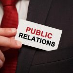Visuele weergave van de geschiedenis van PR in Amsterdam, van historische drukpers tot moderne digitale media platforms