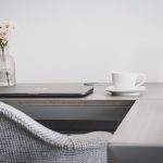 Ergonomische bureaustoel en bureau met verlichting voor de perfecte werkplek inrichting