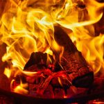 Cozy gezellige hoek in woonkamer met zachte kussens, warme deken en sfeervolle verlichting voor ontspanning