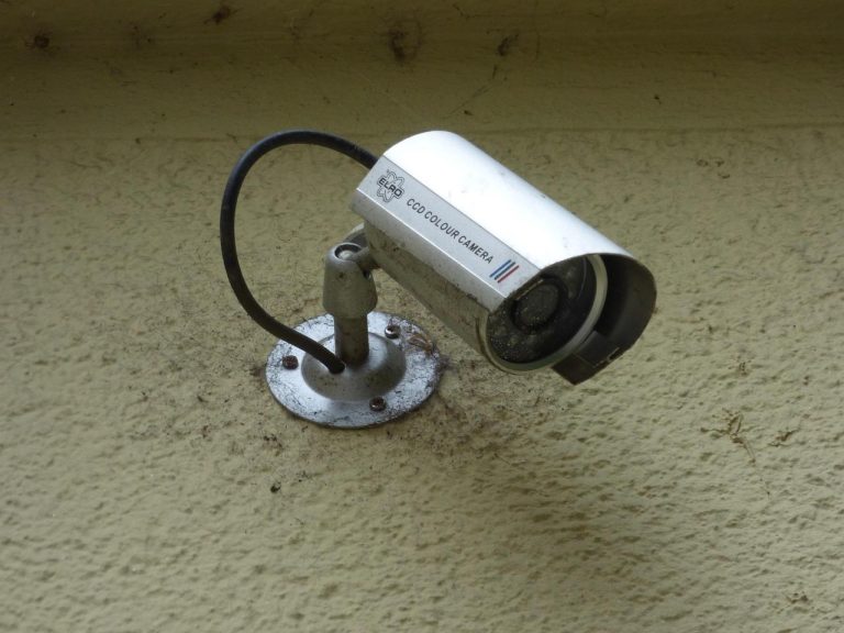 Moderne beveiliging op maat voor badkamer met camera's en bewegingssensoren