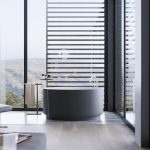 Moderne badkamer met minimalistische inrichting, duurzame materialen en slimme technologie voor persoonlijke oase thuis