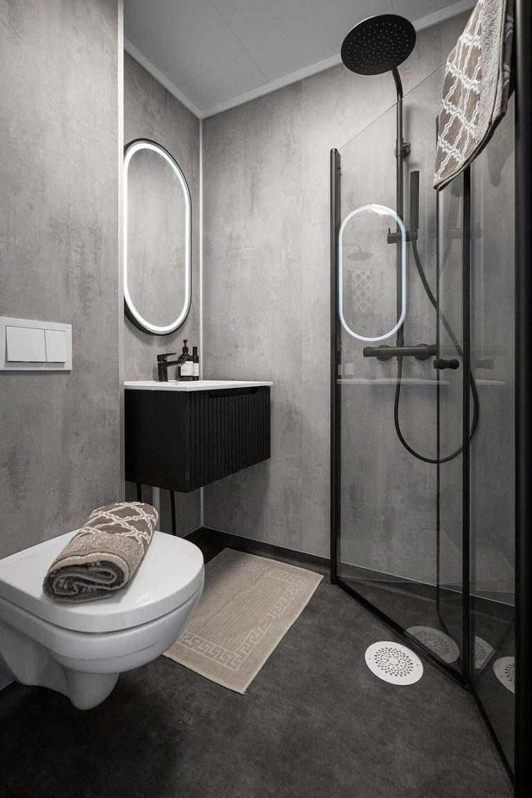 Badkamer renoveren met wrapfolie in marmerlook voor een moderne en frisse uitstraling zonder breekwerk