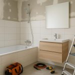 Visuele checklist voor badkamerrenovatie met alle essentiële stappen voor een geslaagde verbouwing