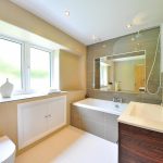 Luxe badkamer ingericht als rust- en stijlvolle wellnessruimte met natuurlijke materialen en moderne verlichting
