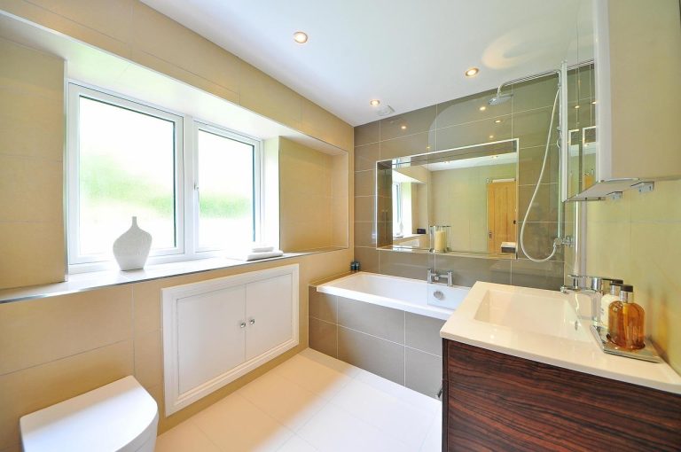 Luxe badkamer ingericht als rust- en stijlvolle wellnessruimte met natuurlijke materialen en moderne verlichting
