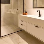 Inspiratie voor je badkamer optimaal inrichten met lichte kleuren, slimme opbergruimte en functionele details